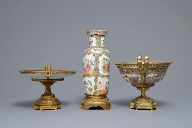 Drie Chinese Canton famille rose stukken met bronzen montuur, 19e eeuw