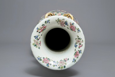 Een kapitale Chinese famille rose vaas met een hofsc&egrave;ne, 19e eeuw