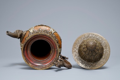 Une th&eacute;i&egrave;re et son couvercle en cuivre et argent, Tibet, 19&egrave;me
