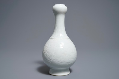 Een Chinese blanc de Chine vaas met onderglazuur drakendecor, Qianlong merk, 19/20e eeuw