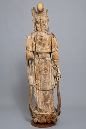 Een grote Chinese houten sculptuur van Guanyin, Ming