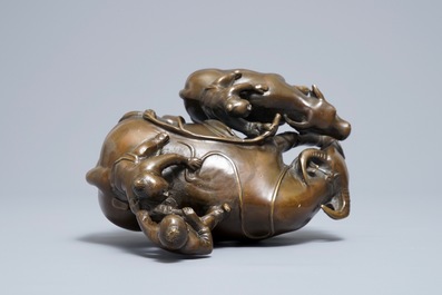 Un groupe en bronze de trois gar&ccedil;ons sur deux buffles, Chine, 19&egrave;me