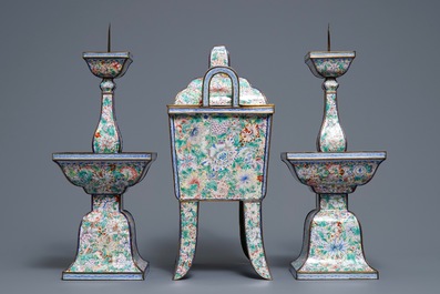 Een Chinese driedelige Canton email millefleurs altaar garnituur, Qianlong