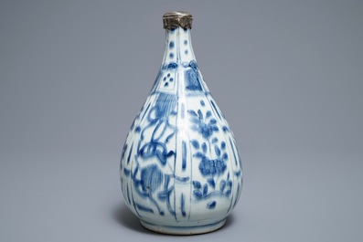 Een Chinese blauwwitte flesvormige vaas met zilveren montuur, Wanli