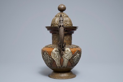 Une th&eacute;i&egrave;re et son couvercle en cuivre et argent, Tibet, 19&egrave;me