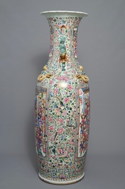 Een kapitale Chinese famille rose vaas met een hofsc&egrave;ne, 19e eeuw