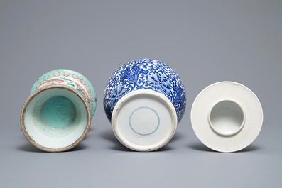 Deux paires de vases et un plat en porcelaine de Chine famille rose et bleu et blanc, 19&egrave;me