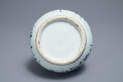 Un vase en porcelaine de Chine bleu et blanc &agrave; monture en argent, Wanli