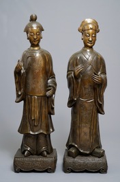 Une paire de grandes figures aux t&ecirc;tes amovibles en bronze, Chine pour le Vietnam, 19&egrave;me