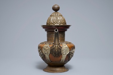 Une th&eacute;i&egrave;re et son couvercle en cuivre et argent, Tibet, 19&egrave;me