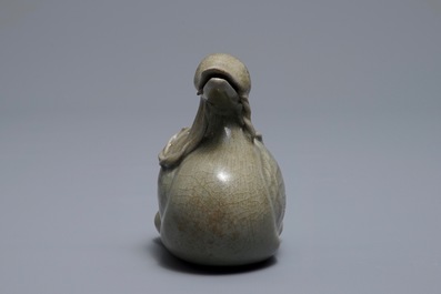 Un compte-gouttes en forme de canard en porcelaine c&eacute;ladon, Cor&eacute;e, 19/20&egrave;me
