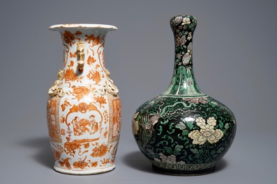 Twee Chinese famille noire en ijzerrode vazen, 19e eeuw