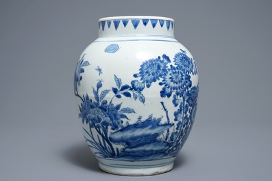 Un pot en porcelaine de Chine bleu et blanc, &eacute;poque Transition