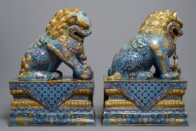 Une paire de grands lions bouddhistes en &eacute;maux cloisonn&eacute;s, Chine, 19/20&egrave;me