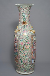Un tr&egrave;s grand vase en porcelaine de Chine famille rose, 19&egrave;me