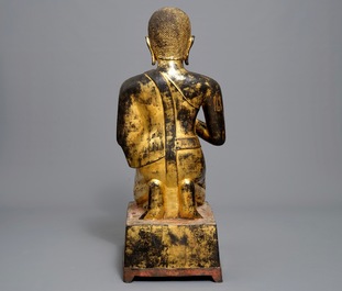 Een grote Tha&iuml;se verguld bronzen figuur van Moggallana, Ayutthaya periode, 17e eeuw