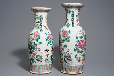 Twee Chinese famille rose vazen met feniksen en eenden, 19e eeuw
