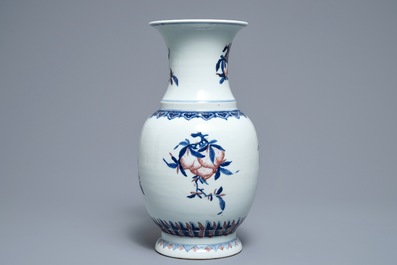 Een Chinese blauwwitte en onderglazuur rode 'sanduo' vaas, 19/20e eeuw