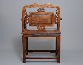 Une chaise en bois sculpt&eacute; et panneaux de marbre, Chine, d&eacute;but du 20&egrave;me
