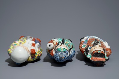 Un ensemble de trois figures d'Immortels en porcelaine de Chine famille rose, 19/20&egrave;me
