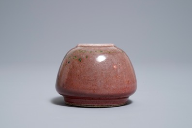 Un lave-pinceaux en porcelaine de Chine monochrome peau de p&ecirc;che, marque de Kangxi, 19&egrave;me
