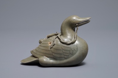 A Korean celadon-glazed duck-shaped water dropper, 19/20th C.