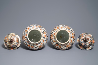 A pair of Japanese Imari vases and covers with floral design, Edo, 17th C.