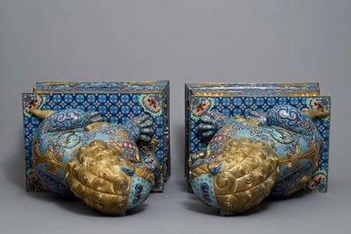 Een paar grote Chinese boeddhistische leeuwen in cloisonn&eacute;, 19/20e eeuw