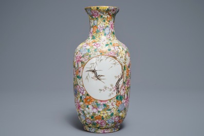 Un vase en porcelaine de Chine famille rose &agrave; d&eacute;cor millefleurs, marque de Qianlong, 20&egrave;me