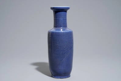 Un vase de forme rouleau en porcelaine de Chine bleu monochrome, 19/20&egrave;me