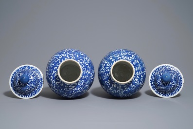 Une paire de vases couverts en porcelaine de Chine bleu et blanc, 19&egrave;me