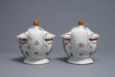 Une paire de terrines couvertes sur pr&eacute;sentoirs en porcelaine de Chine famille rose de style n&eacute;oclassique, Qianlong
