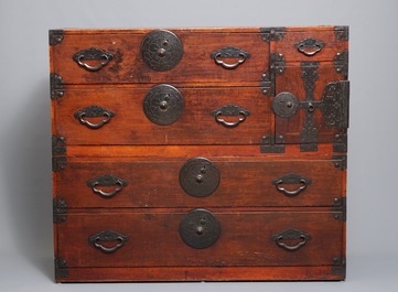 Un cabinet de type tansu en deux pi&egrave;ces, Japon, Meiji, 19&egrave;me