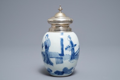 Een Chinese blauwwitte theebus met zilveren montuur en deksel, Kangxi