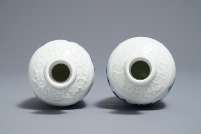 Une paire de vases en porcelaine de Chine bleu et blanc, marque de Qianlong, R&eacute;publique, 20&egrave;me