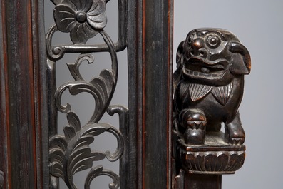 Een groot Chinees zitan houten paneel met jade en turkoois in hongmu houten frame en stand, Qianlong