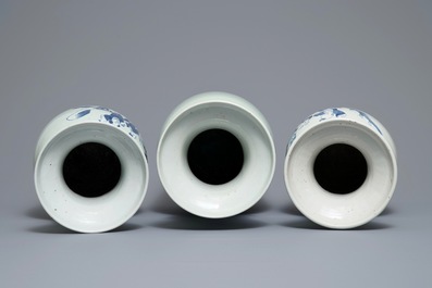 Trois vases en porcelaine de Chine bleu et blanc sur fond c&eacute;ladon, 19&egrave;me