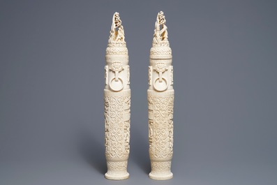 Une paire de grands vases couverts en ivoire, Chine, vers 1900