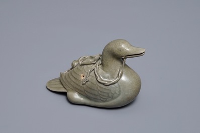 Un compte-gouttes en forme de canard en porcelaine c&eacute;ladon, Cor&eacute;e, 19/20&egrave;me