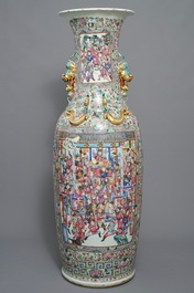 Een kapitale Chinese famille rose vaas met een hofsc&egrave;ne, 19e eeuw