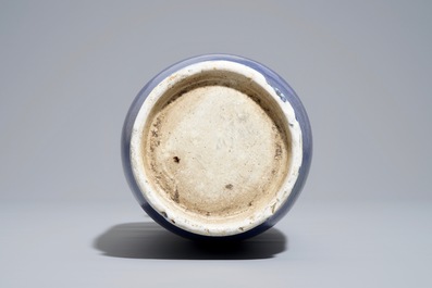 Een Chinese monochroom blauwe rouleau vaas, 19/20e eeuw