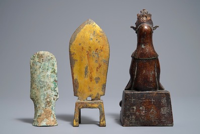 Twee Chinese bronzen figuren en een bronzen bijlpunt, mogelijk Han en Ming