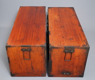 Un cabinet de type tansu en deux pi&egrave;ces, Japon, Meiji, 19&egrave;me