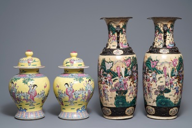 Twee paar Chinese famille rose vazen, 19e eeuw