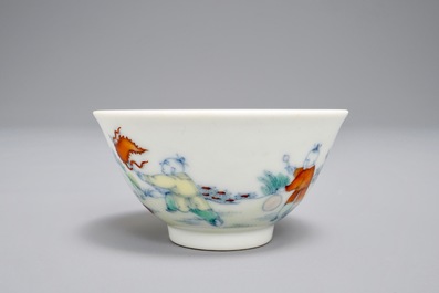 Un bol &agrave; th&eacute; en porcelaine de Chine doucai &agrave; d&eacute;cor de gar&ccedil;ons jouants, marque de Yongzheng, 19/20&egrave;me