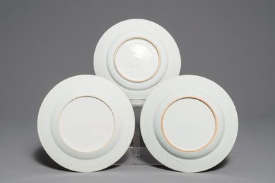 Trois assiettes en porcelaine de Chine famille rose et de style Imari, Yongzheng/Qianlong