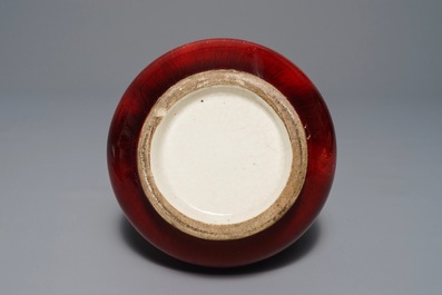 Un vase de forme hu en porcelaine de Chine langyao, Qianlong