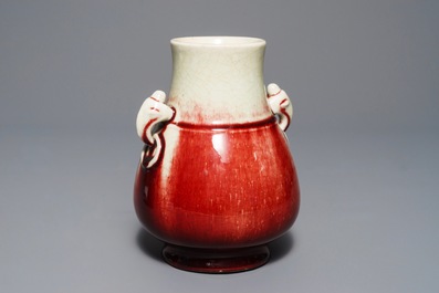 Un vase de forme hu en porcelaine de Chine langyao, Qianlong