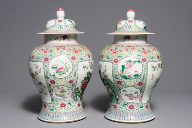 Une paire de vases couverts en porcelaine de Chine famille rose, marque de Qianlong, 19&egrave;me