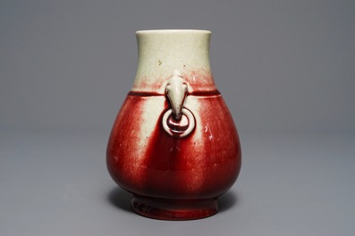 Un vase de forme hu en porcelaine de Chine langyao, Qianlong